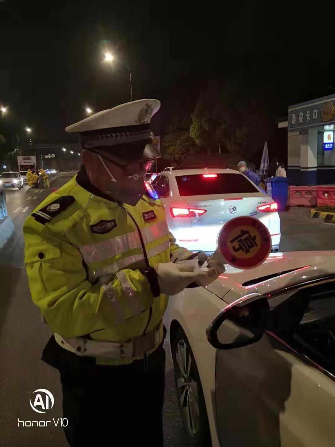 高速卡口岗位值勤，配合交警测温检查！