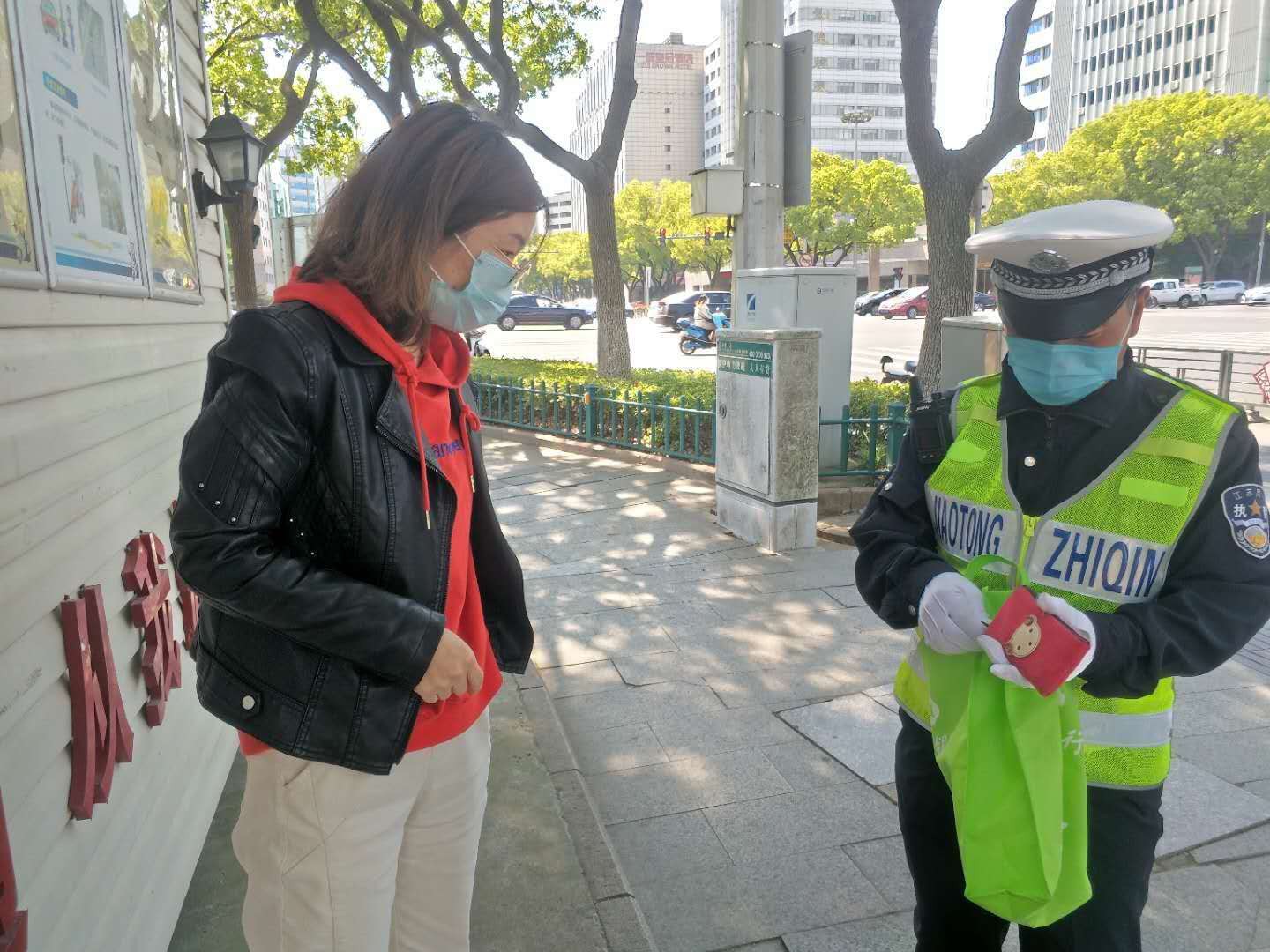 博尔立物业员张金印拾金不昧！