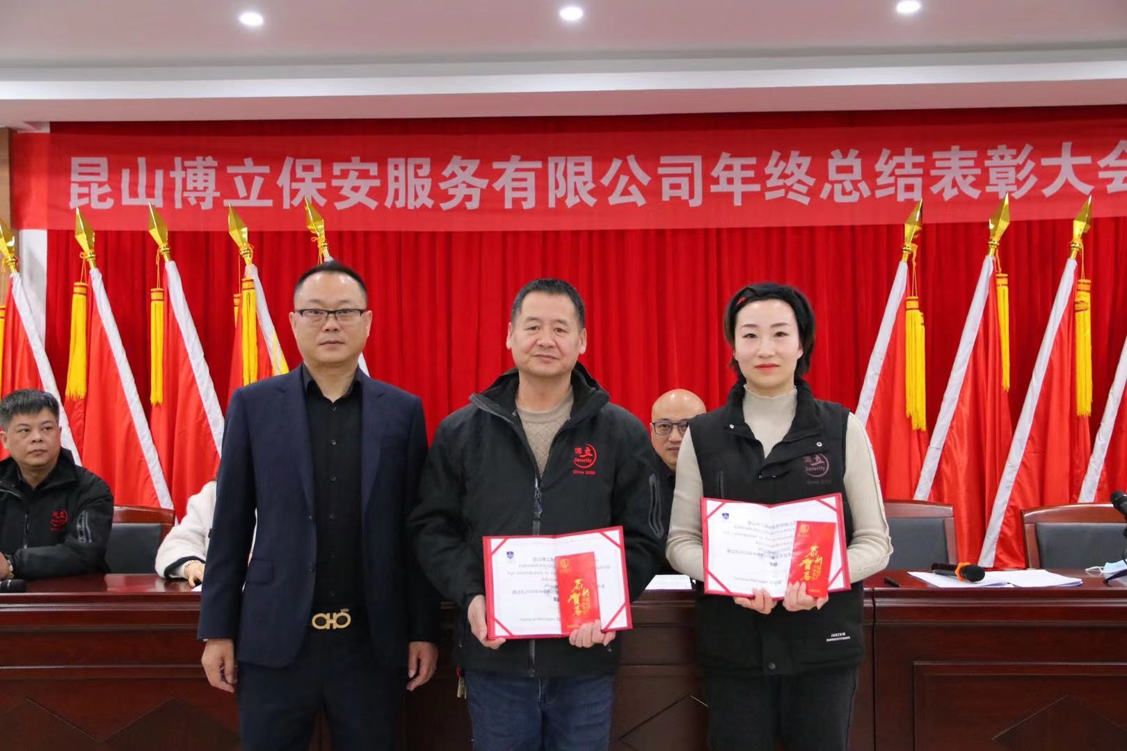 莫春华副总与先进工作者合影 (1).jpg